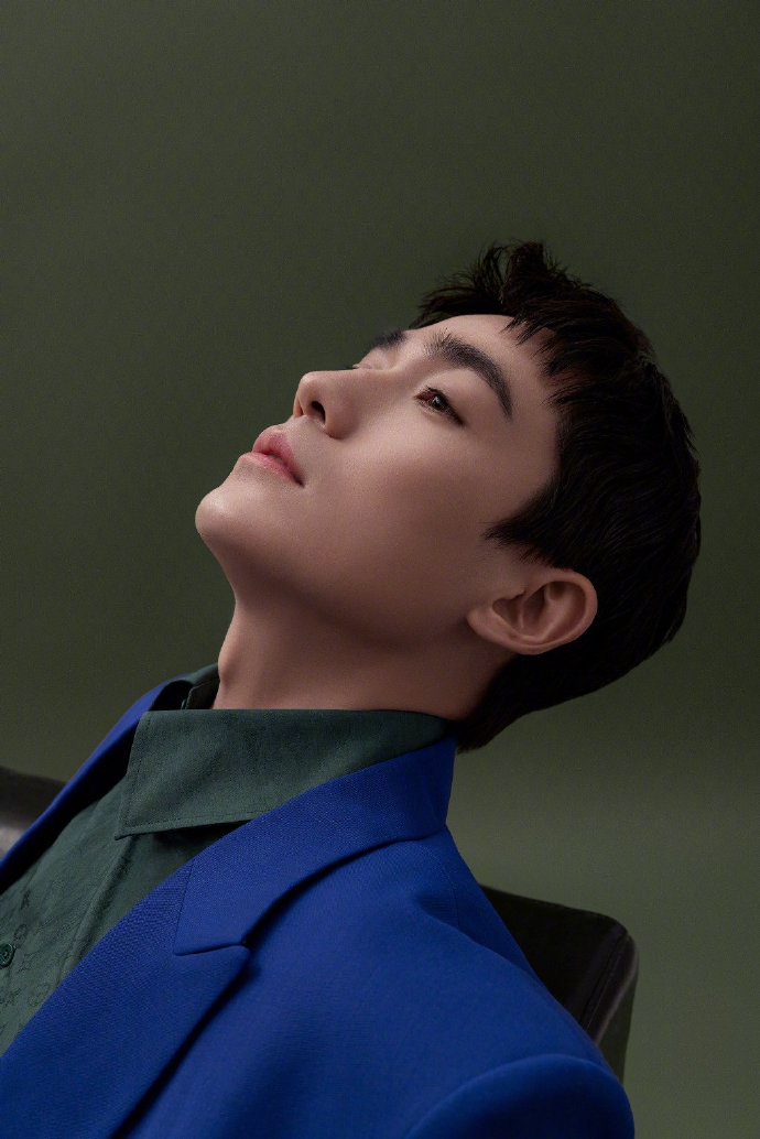 朱一龙宝石蓝西装沉稳大气写真