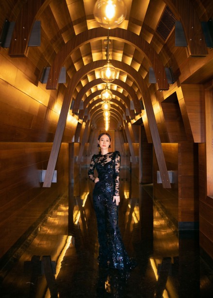 马伊P镂空刺绣长裙大方优雅写真