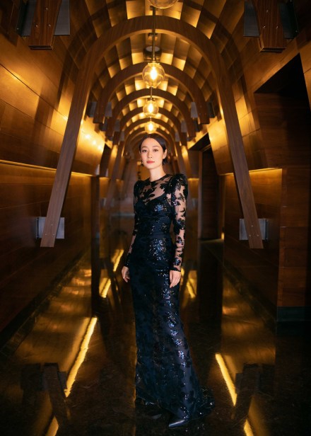 马伊P镂空刺绣长裙大方优雅写真