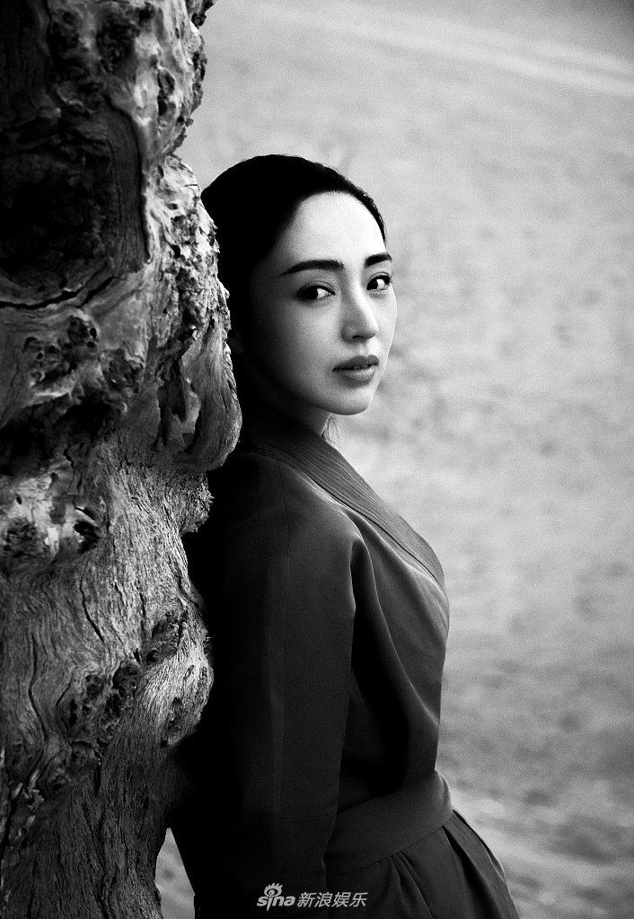 董璇化身侠女禅意十足时尚写真