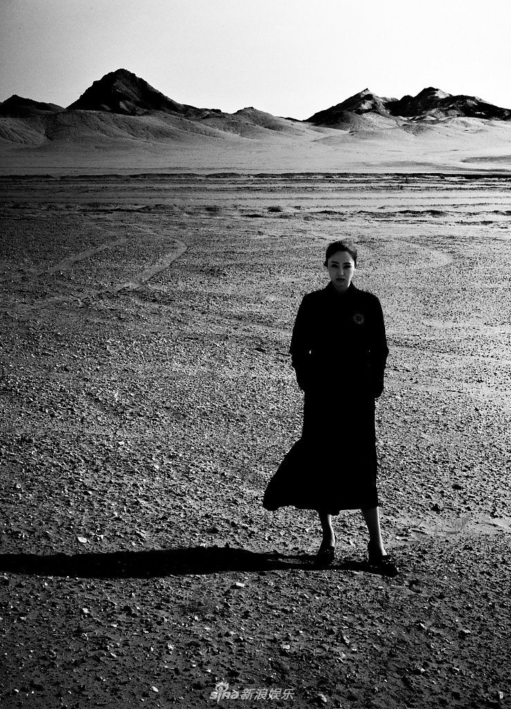 董璇化身侠女禅意十足时尚写真