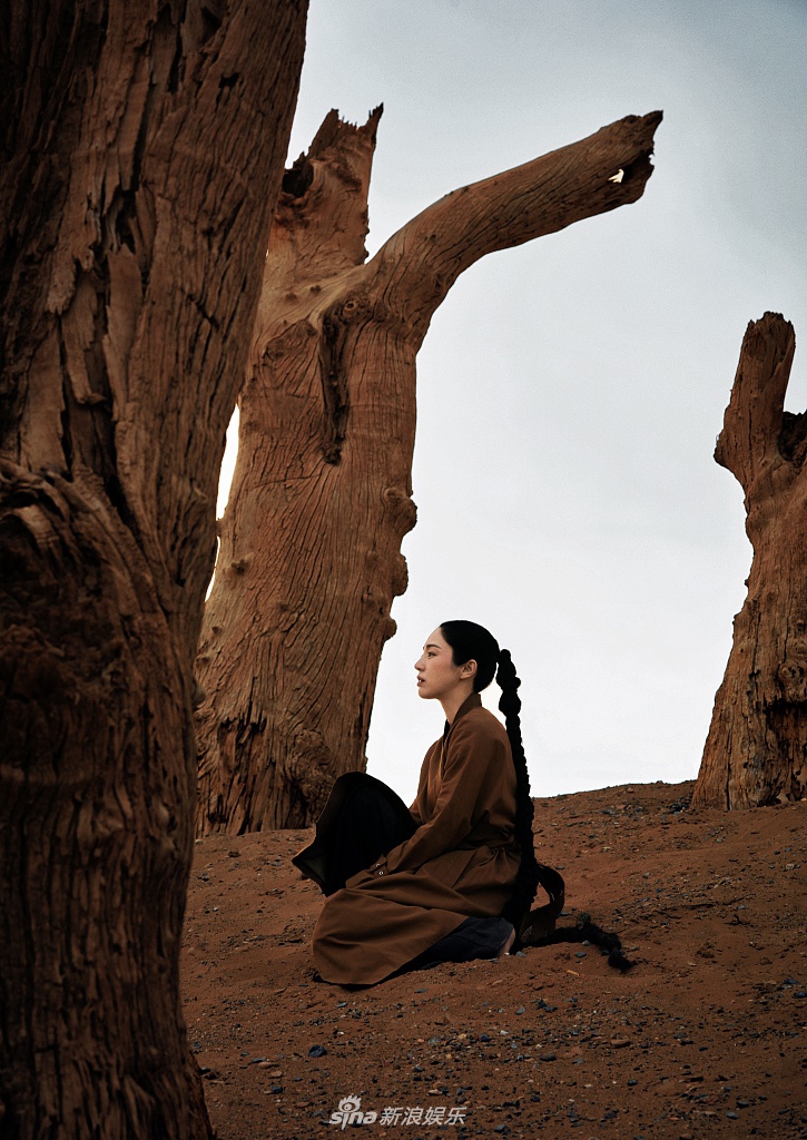 董璇化身侠女禅意十足时尚写真