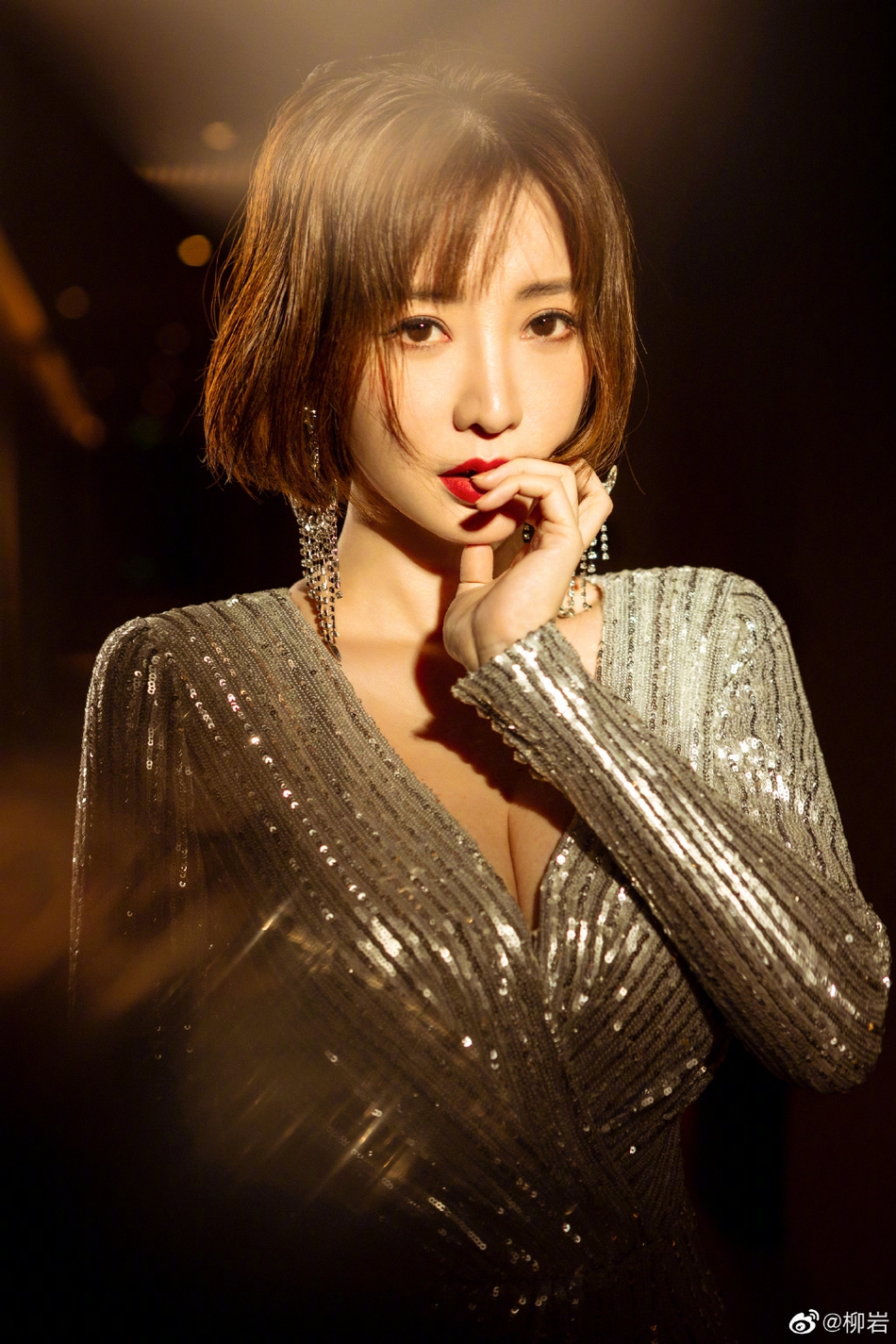 柳岩亮片鱼尾长裙大秀身材写真