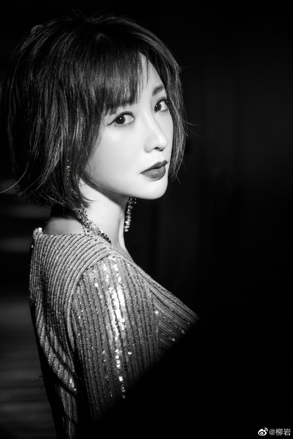 柳岩亮片鱼尾长裙大秀身材写真