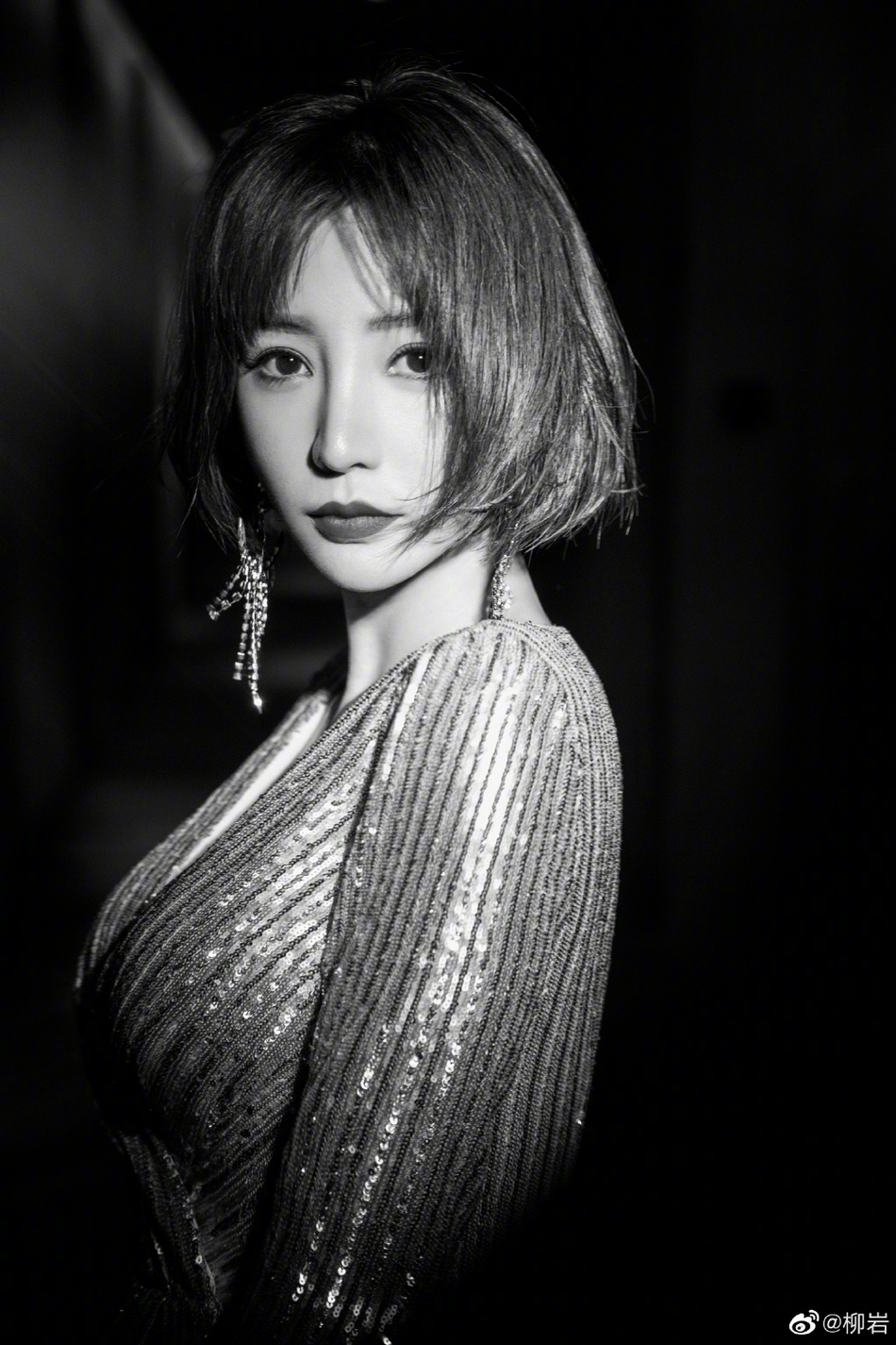 柳岩亮片鱼尾长裙大秀身材写真