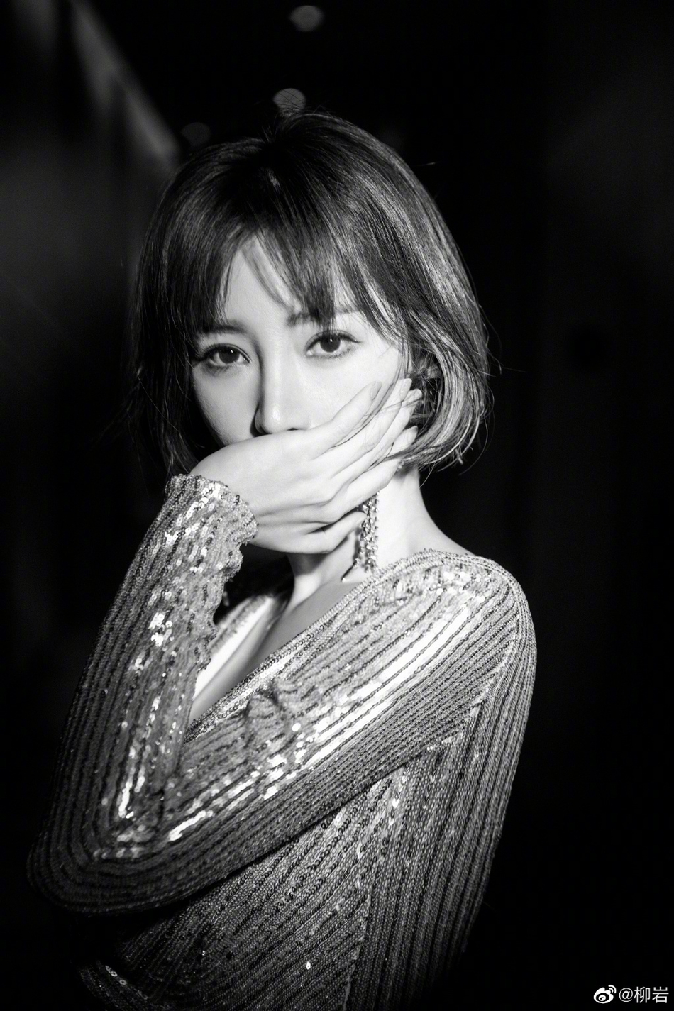 柳岩亮片鱼尾长裙大秀身材写真