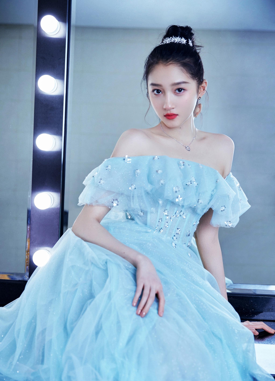 关晓彤蓝色抹胸长裙清冷美艳写真