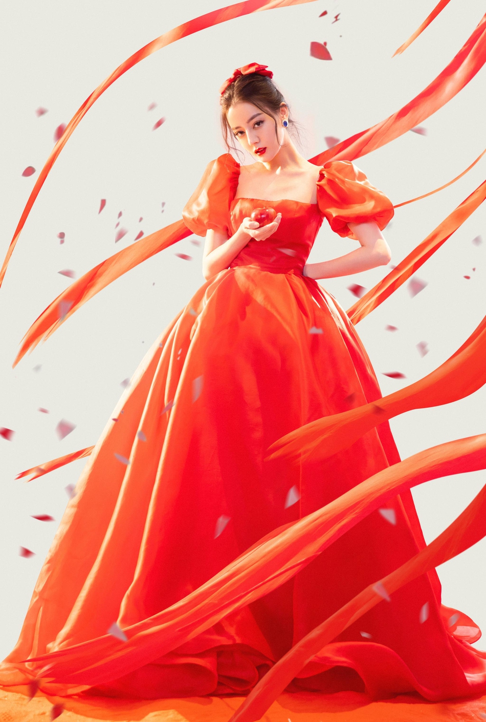 迪丽热巴红色长裙美艳动人写真