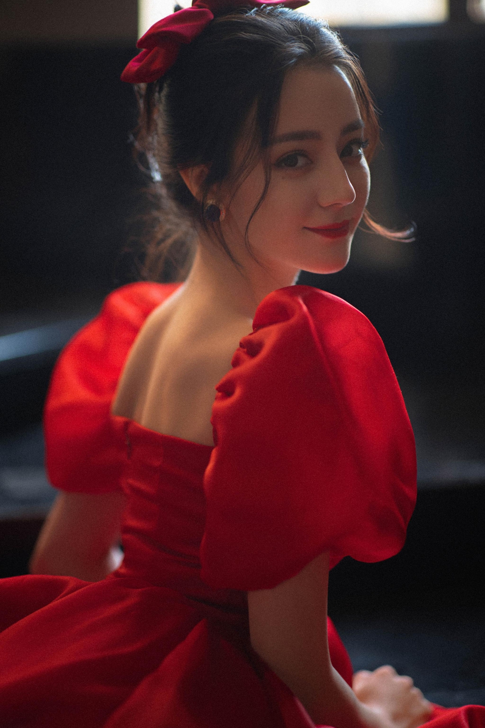 迪丽热巴红色长裙美艳动人写真