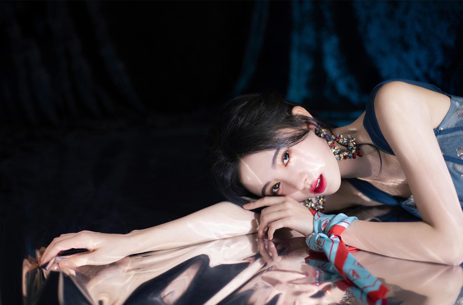 鞠婧t蓝色吊裙温柔妩媚写真美照