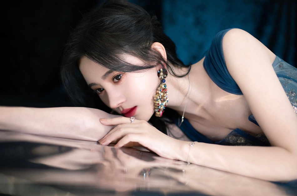 鞠婧t蓝色吊裙温柔妩媚写真美照