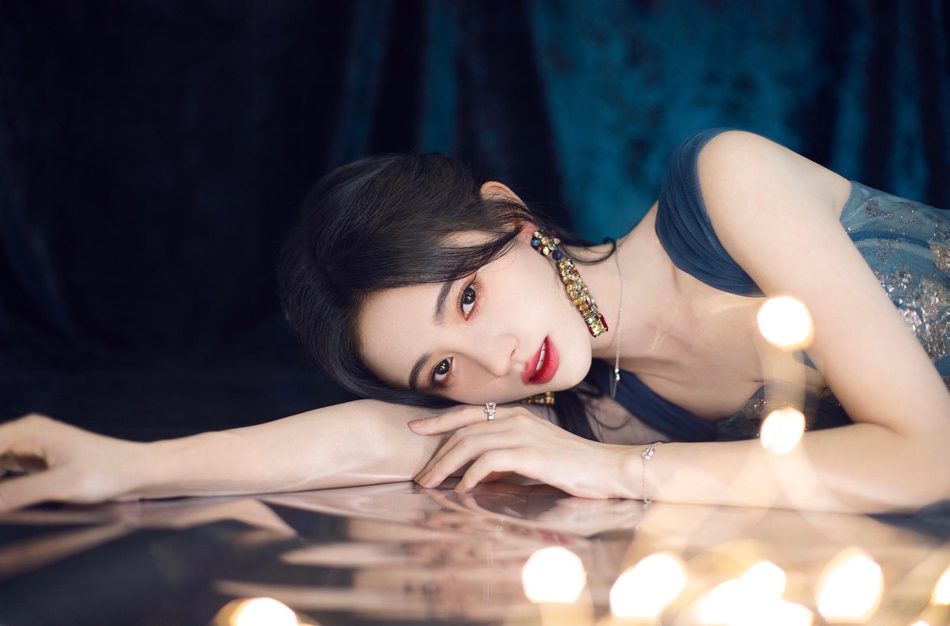 鞠婧t蓝色吊裙温柔妩媚写真美照