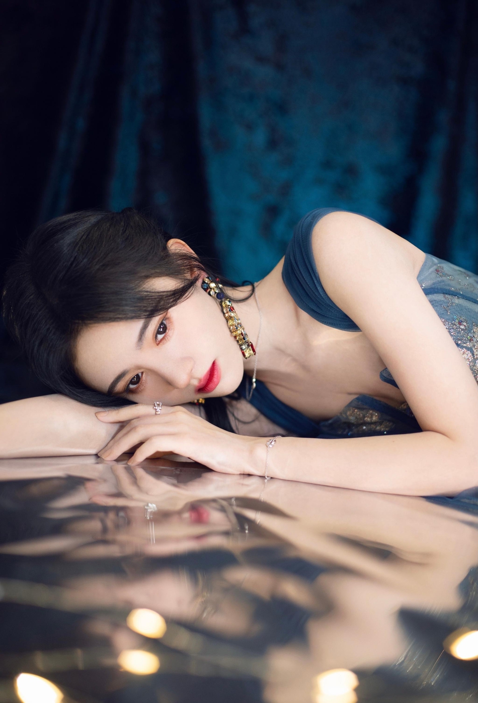 鞠婧t蓝色吊裙温柔妩媚写真美照