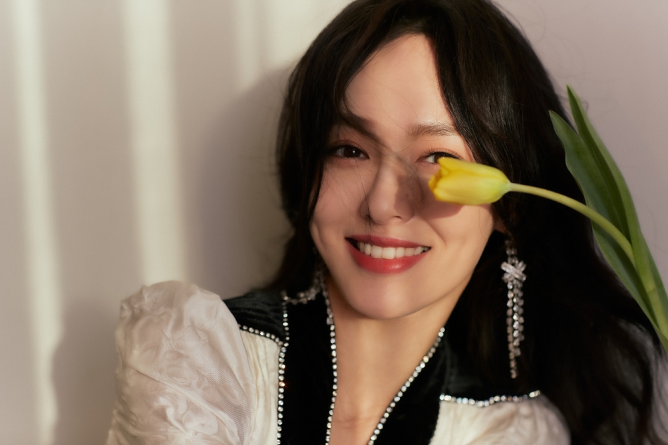 唐嫣波浪卷发尽显优雅甜美写真