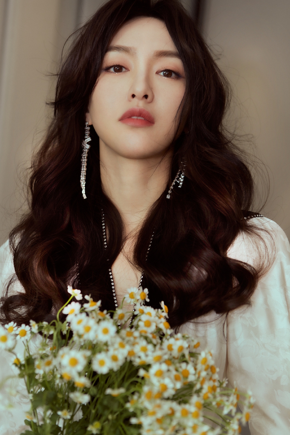 唐嫣波浪卷发尽显优雅甜美写真