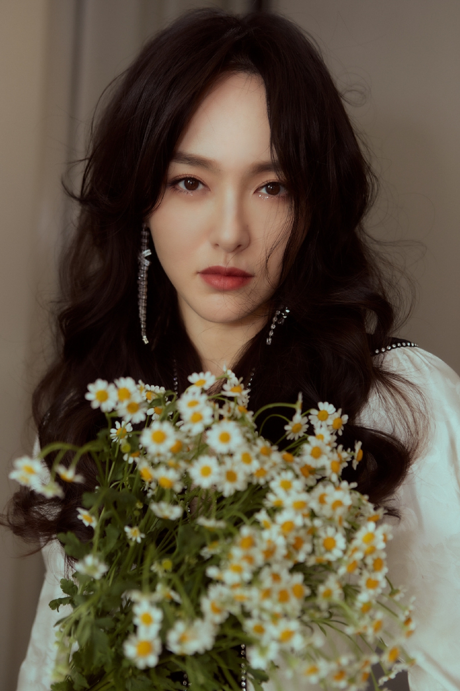 唐嫣波浪卷发尽显优雅甜美写真