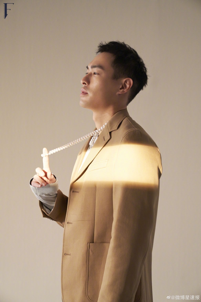 杨v宁短发造型大展野性魅力写真