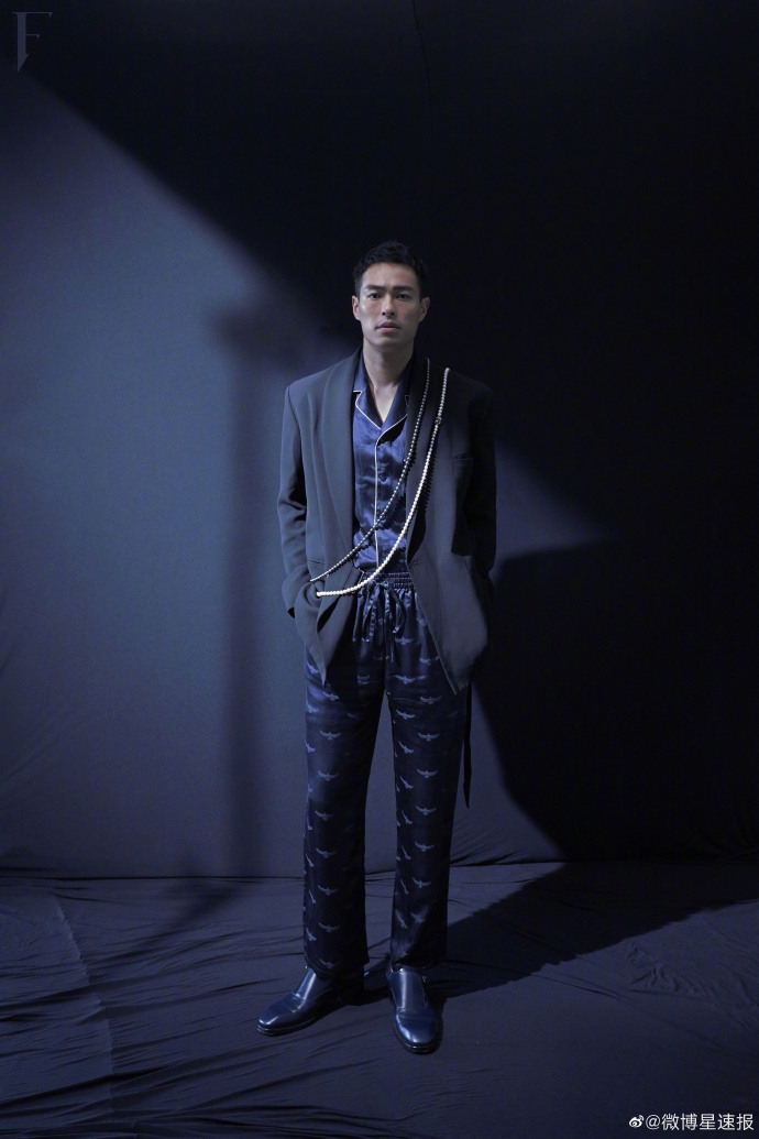 杨v宁短发造型大展野性魅力写真