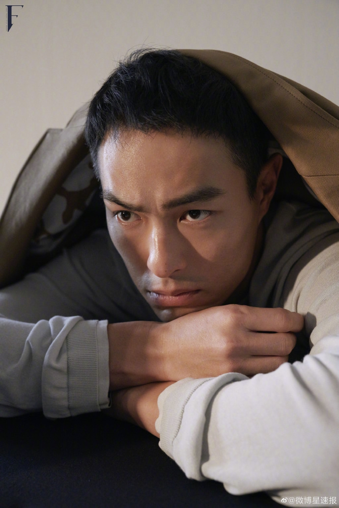 杨v宁短发造型大展野性魅力写真