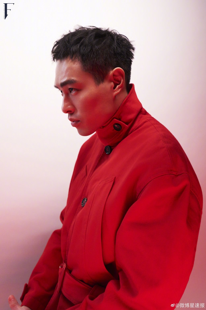 杨v宁短发造型大展野性魅力写真