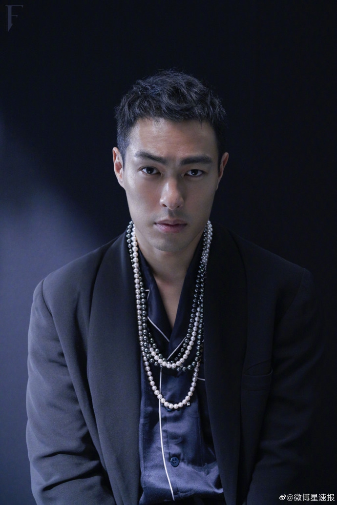 杨v宁短发造型大展野性魅力写真