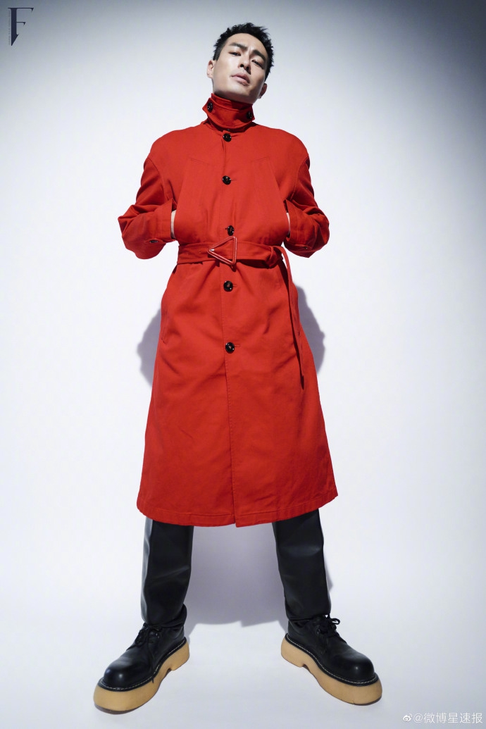 杨v宁短发造型大展野性魅力写真