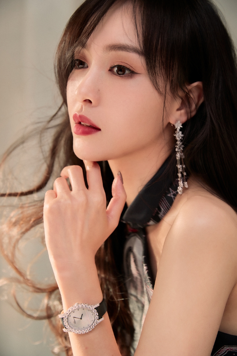 唐嫣黑色长裙尽显端庄美艳写真