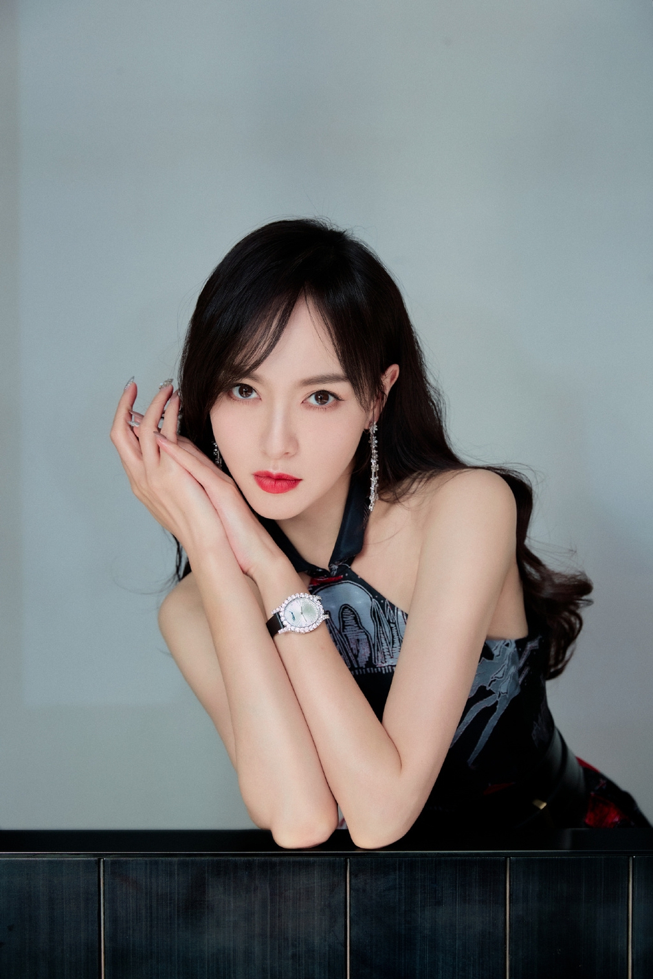 唐嫣黑色长裙尽显端庄美艳写真