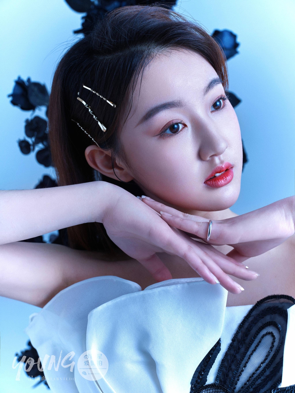 马丝桐感性与理性并存时尚写真