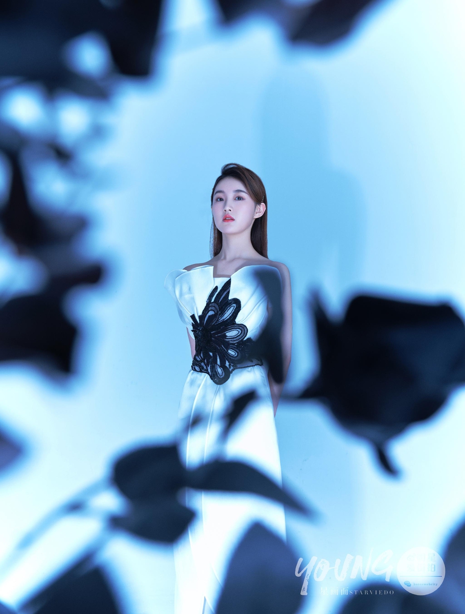 马丝桐感性与理性并存时尚写真