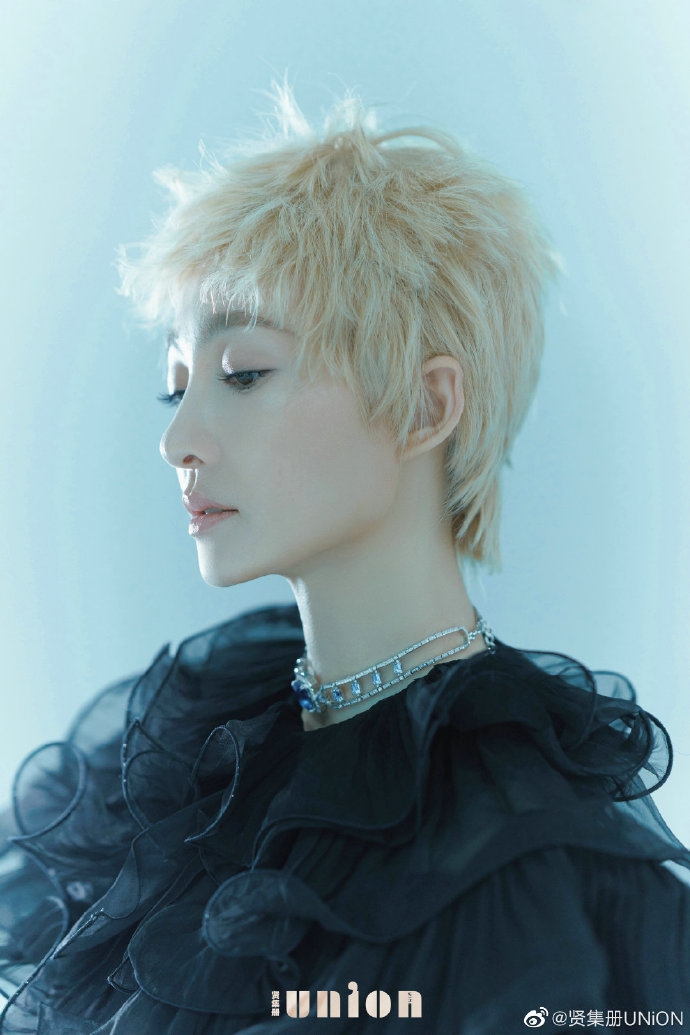 王丽坤浅色短发造型酷感灵性写真