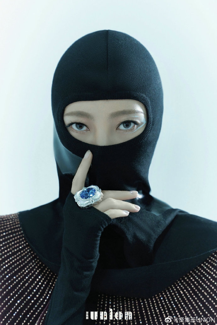 王丽坤浅色短发造型酷感灵性写真