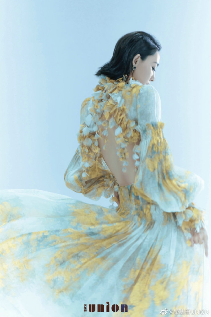 王丽坤浅色短发造型酷感灵性写真