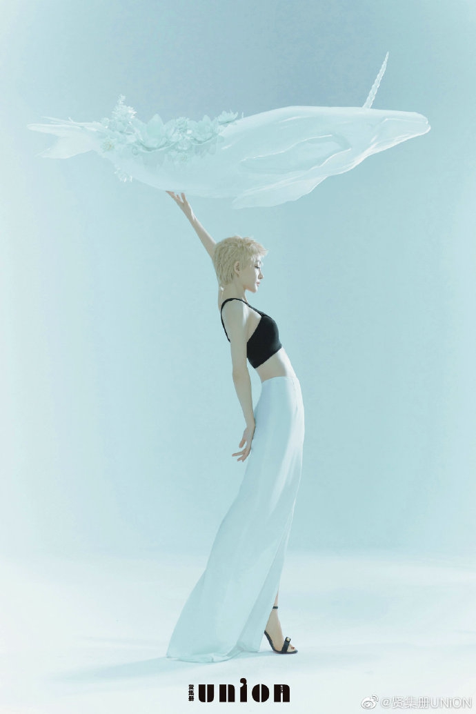 王丽坤浅色短发造型酷感灵性写真