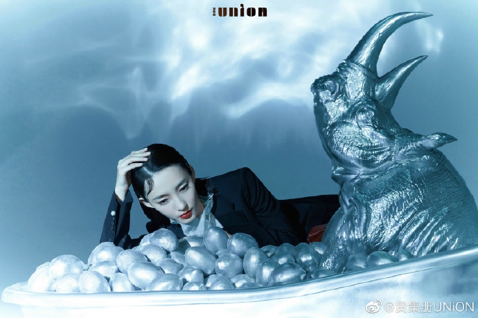 王丽坤浅色短发造型酷感灵性写真