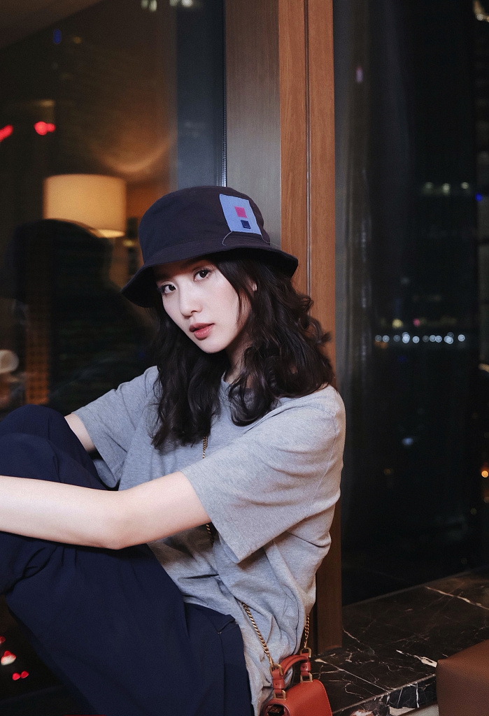 刘诗诗卷发披肩慵懒随性窗台写真