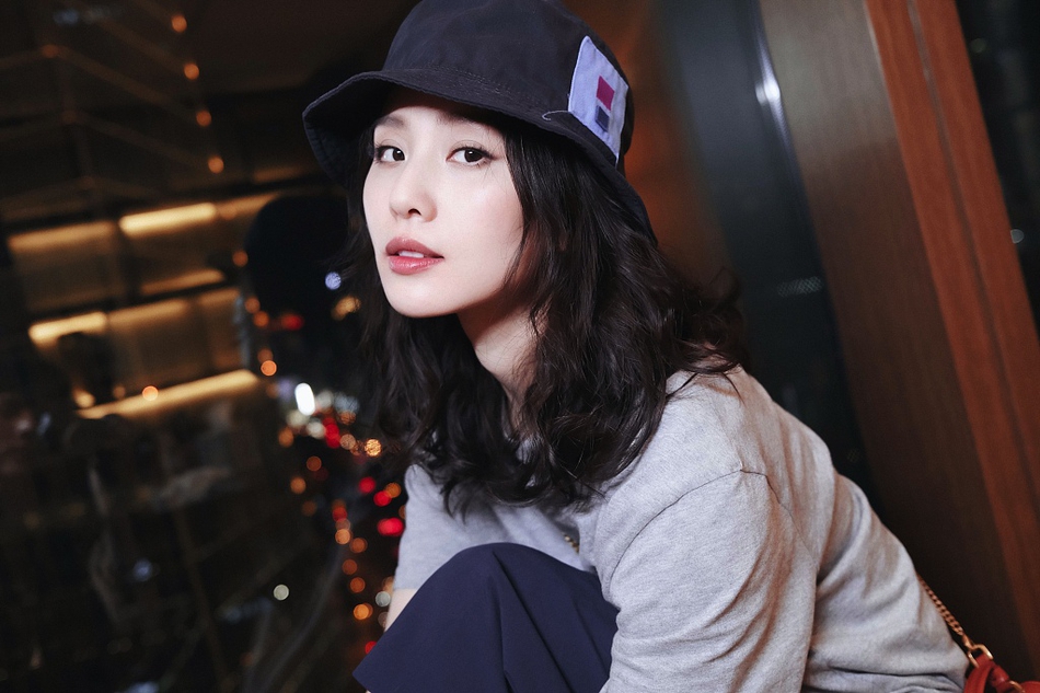 刘诗诗卷发披肩慵懒随性窗台写真