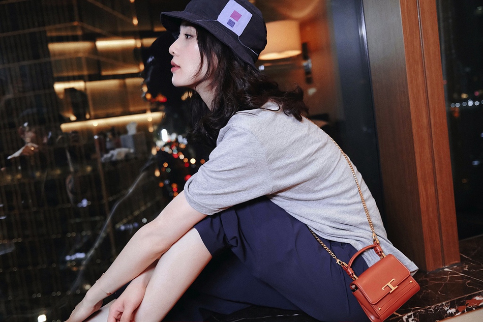 刘诗诗卷发披肩慵懒随性窗台写真