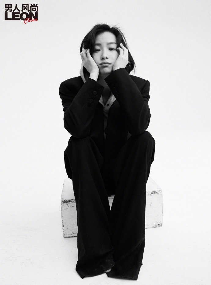 倪妮利落短发又美又飒时尚写真