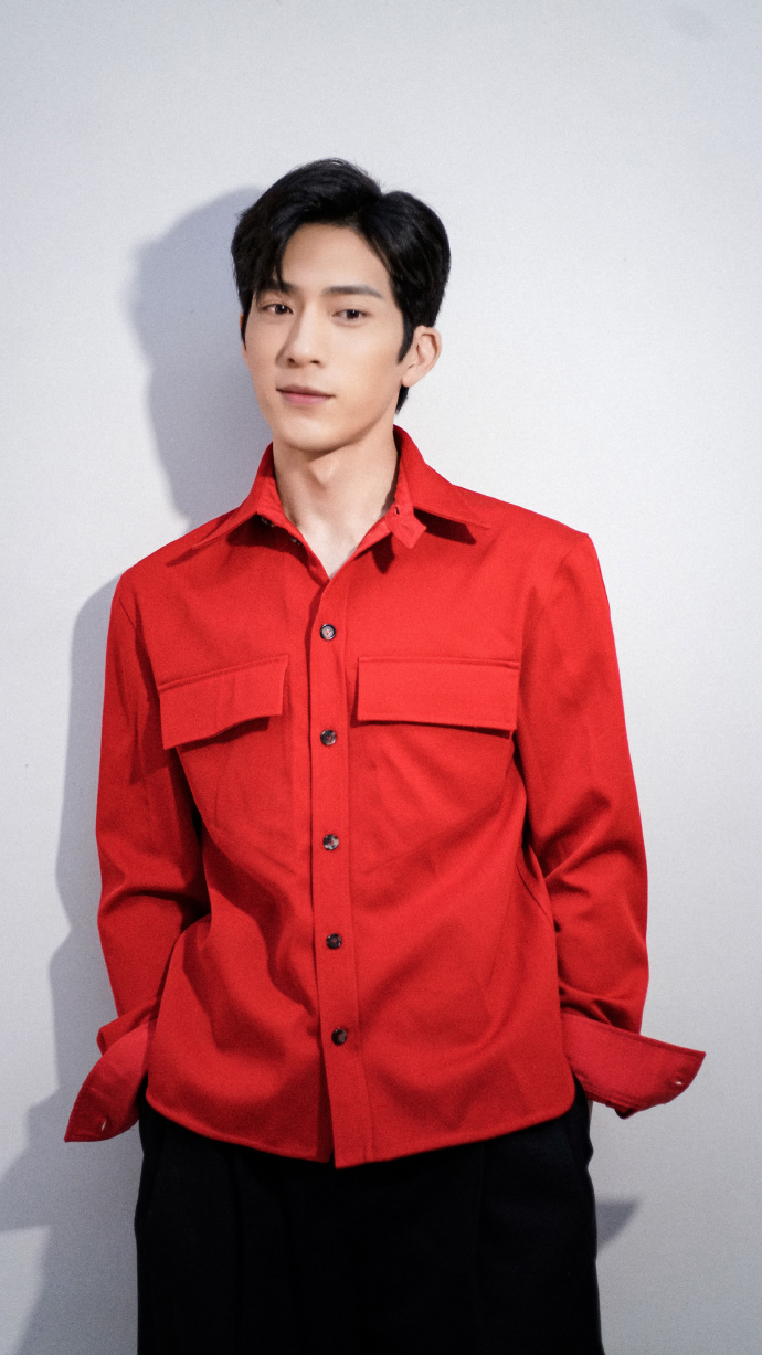 井柏然红色衬衣帅气迷人春节写真