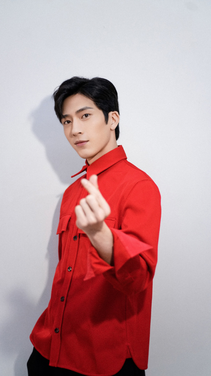 井柏然红色衬衣帅气迷人春节写真