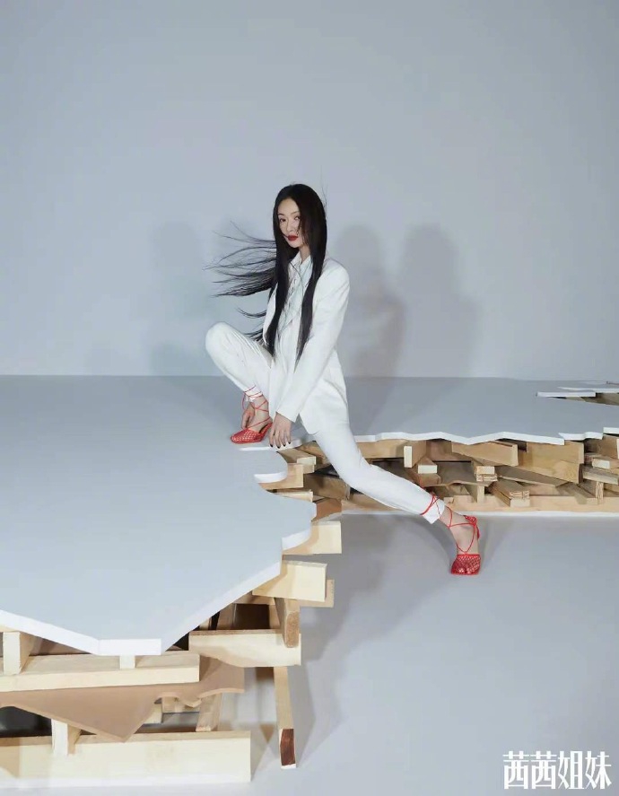 吴谨言黑长直发凸显酷飒气质写真