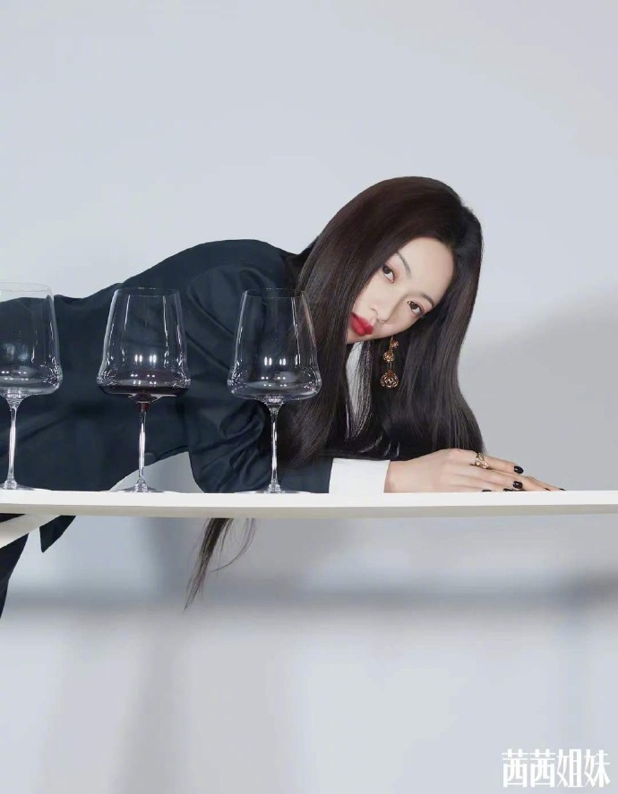 吴谨言黑长直发凸显酷飒气质写真