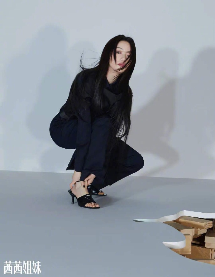 吴谨言黑长直发凸显酷飒气质写真