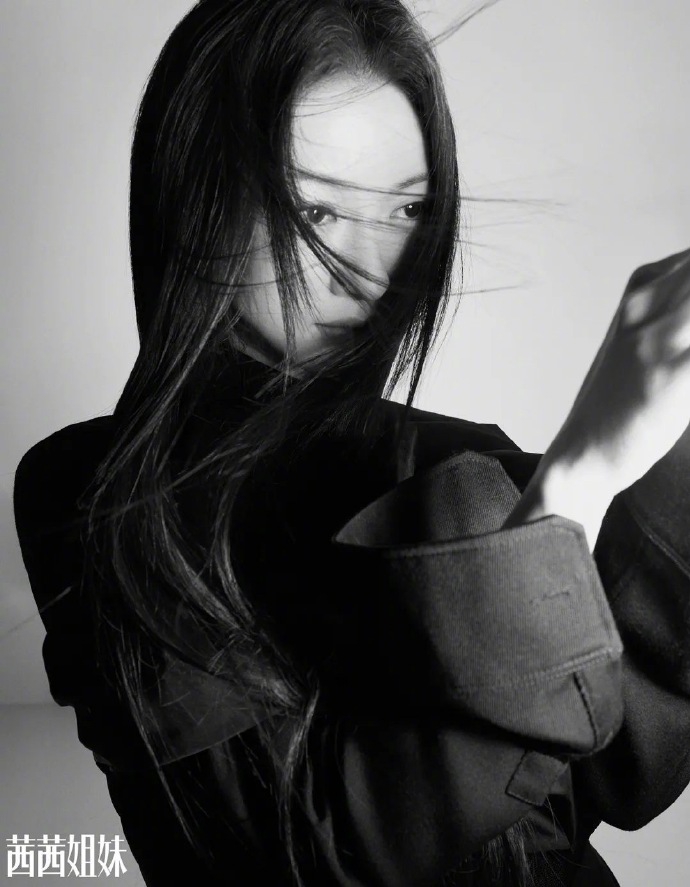 吴谨言黑长直发凸显酷飒气质写真