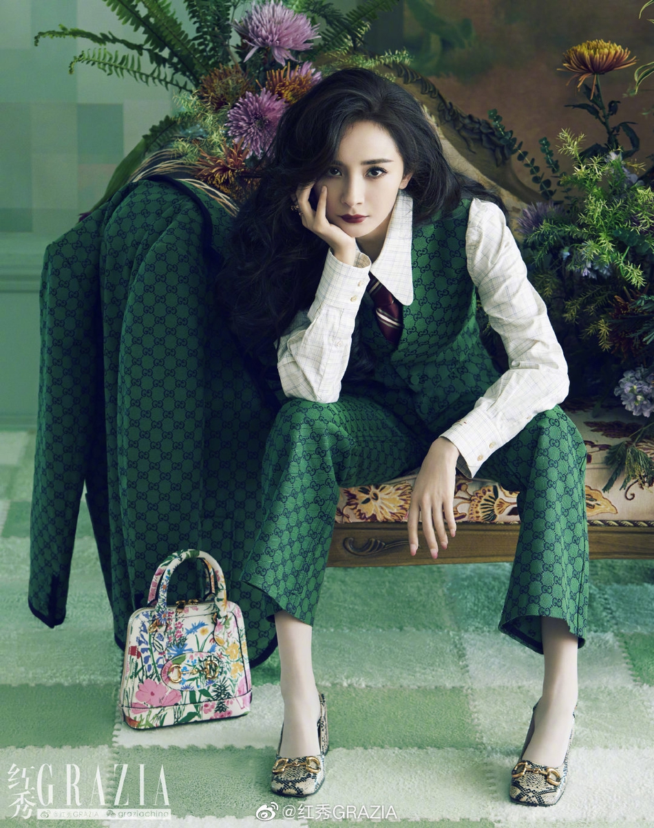 杨幂高跟黑丝妩媚迷人时尚写真