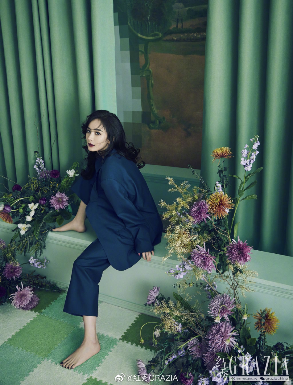 杨幂高跟黑丝妩媚迷人时尚写真