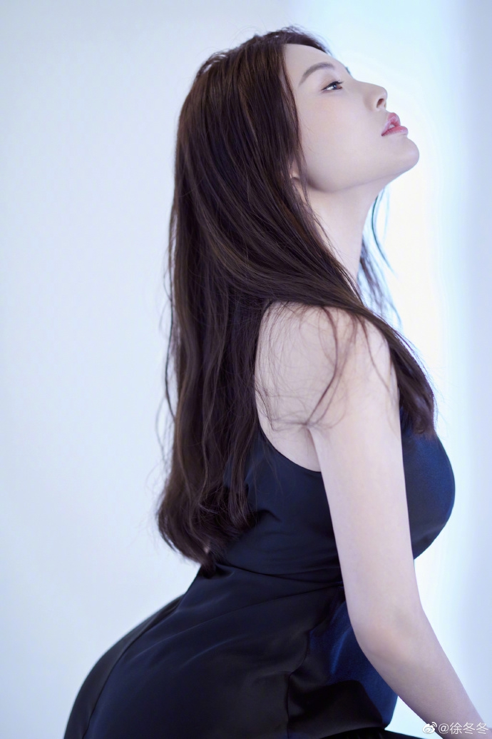 徐冬冬吊带黑裙性感撩人写真美照