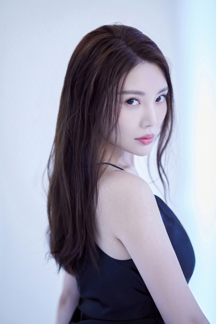 徐冬冬吊带黑裙性感撩人写真美照