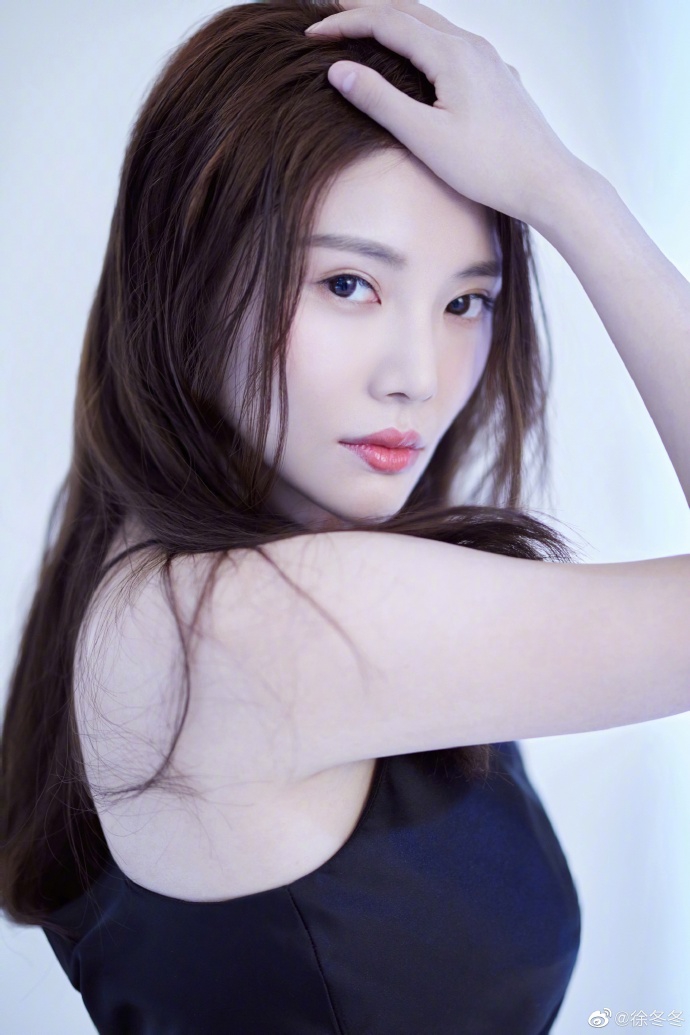 徐冬冬吊带黑裙性感撩人写真美照